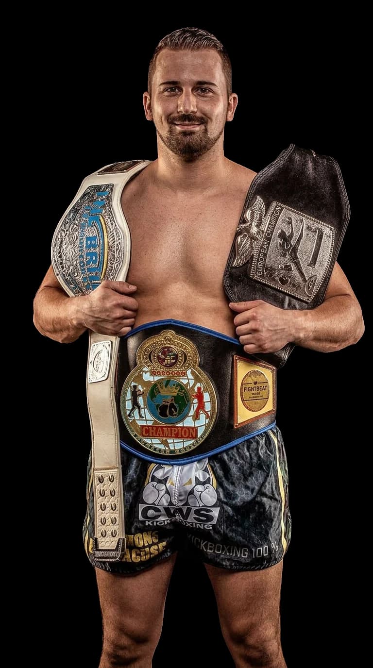 Amer Osmanhodzic mit seinen Kickbox-Meistergürteln