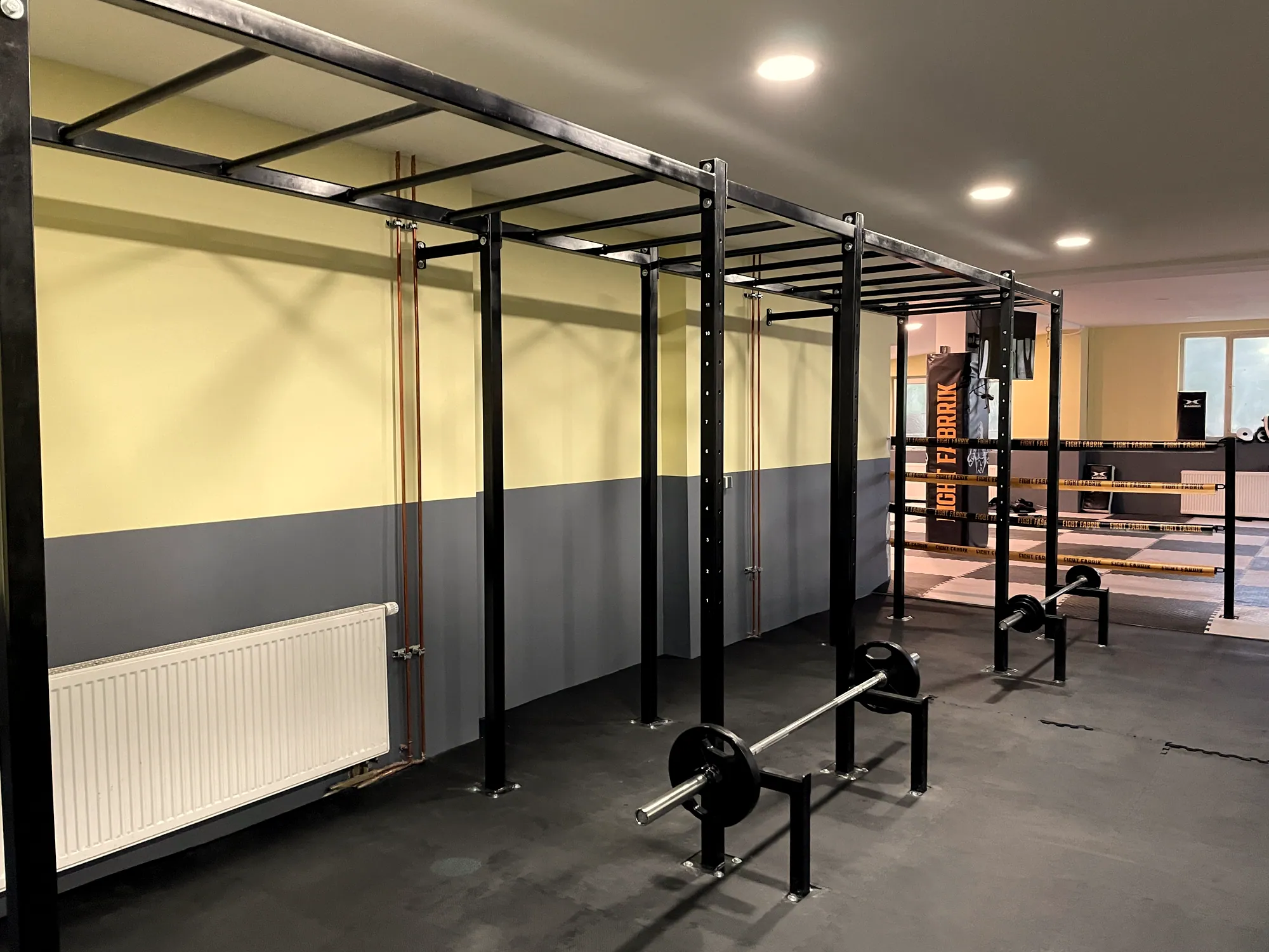Power-Rack aus Stahl an der Wand eines Trainingsraums